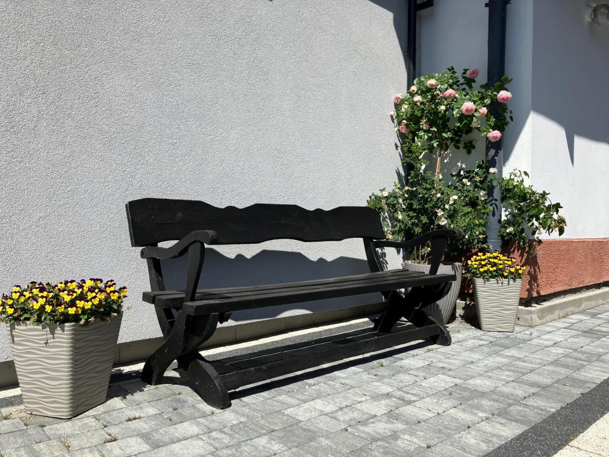 Agat Pokoje Goscinne Apartamenty Pobierowo Eksteriør bilde